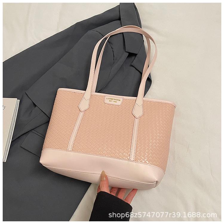 Korean version of urban simple large-capacity shoulder bag 2025 new spring texture underarm bag fashionable casual tote bag