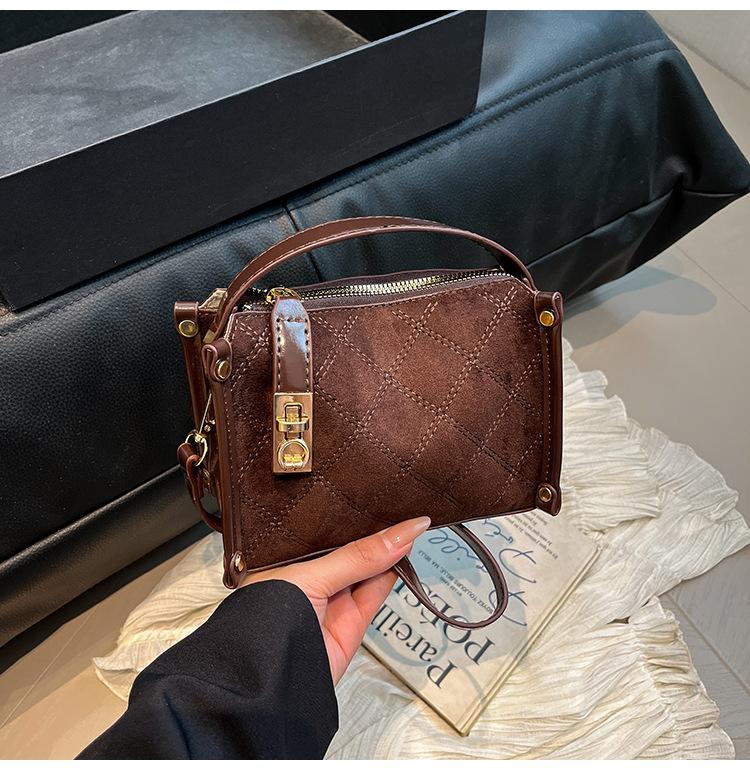 

Korean version niche rhombus handbag women s 2025 new fashion high-end lunch box bag retro shoulder messenger bag кофейный
