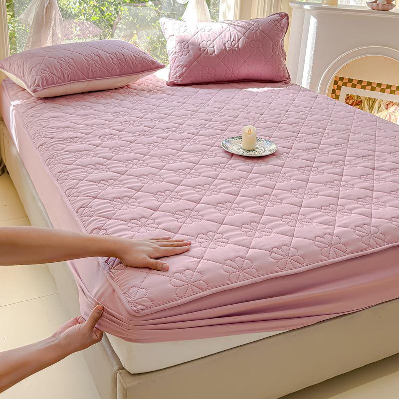 

Стеганое покрывало с вышивкой и полноразмерный защитный чехол для матраса для гостиниц. 90x190 cm