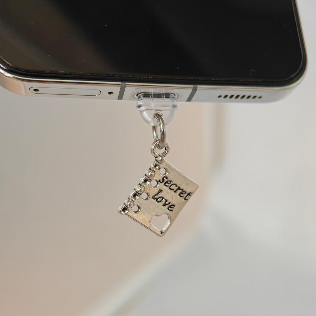 Ciondolo Tappo Antipolvere per Telefono a Forma di Libro Amore Segreto, Forma di Quaderno Argentato, Dona uno Stile Unico al Tuo Telefono, Regalo Perfetto per Natale, Anniversario