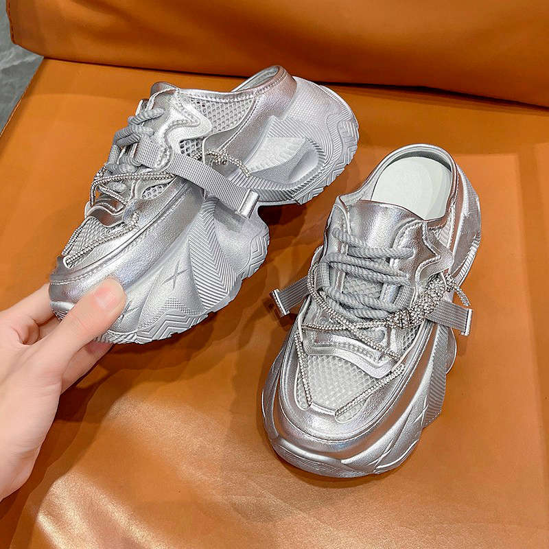 

Fashion bag head thick bottom outer wear half slippers women s 2025 summer new super fire one pedal without heel little white half tray 39 серебряный