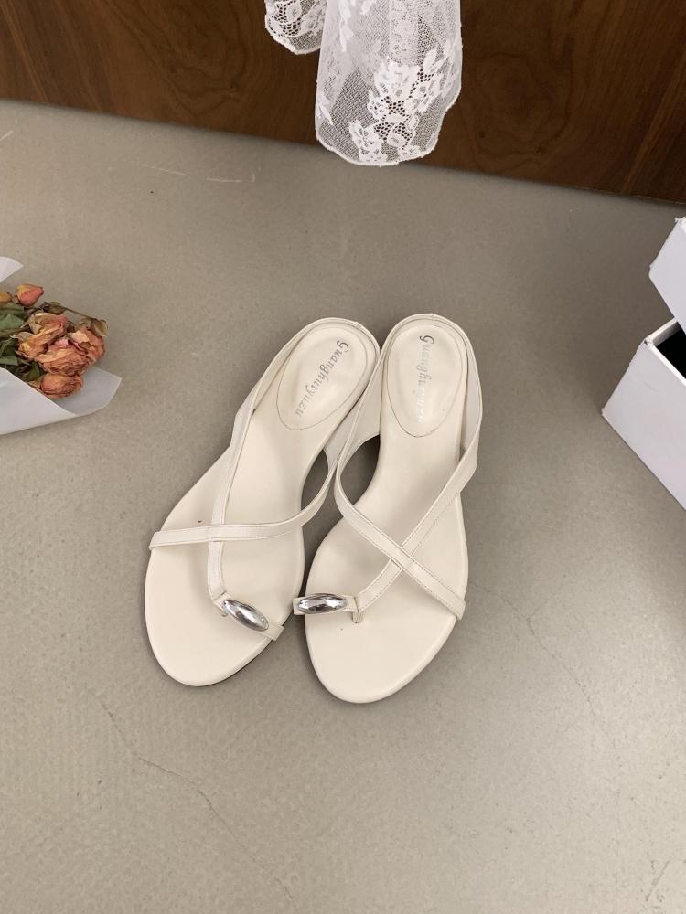 Fashion Rivet Slippers Soft Rubber Flip Flops Shoes Woman 2025 Luxury Slides Low Comfort Hawaiian Designer Summer Fashion Slippers Women
