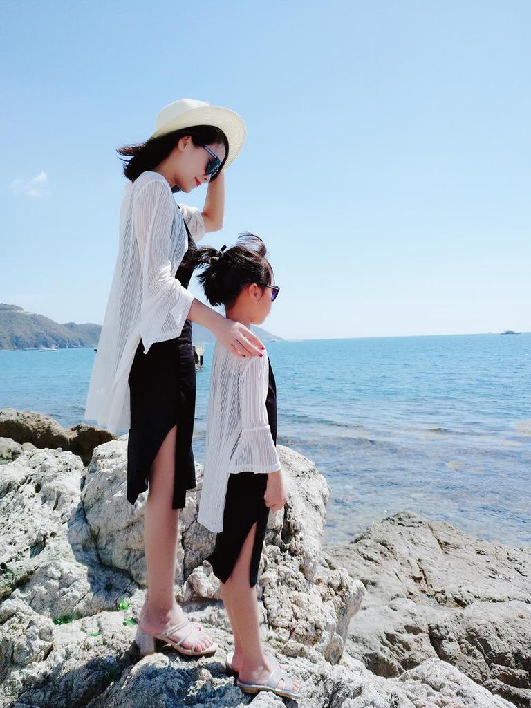 Summer 2023 Mother-Daughter Seaside Shawl: Fresh, Loose-Fit Outfit for Vacation