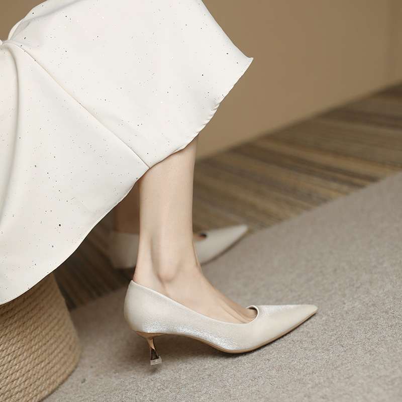 Cremeweiße High Heels Damen Stiletto 2025 Frühling 5 cm kleiner Absatz keine müden Füße Moderatorin spitz Französischer Rock Einzelne Schuhe