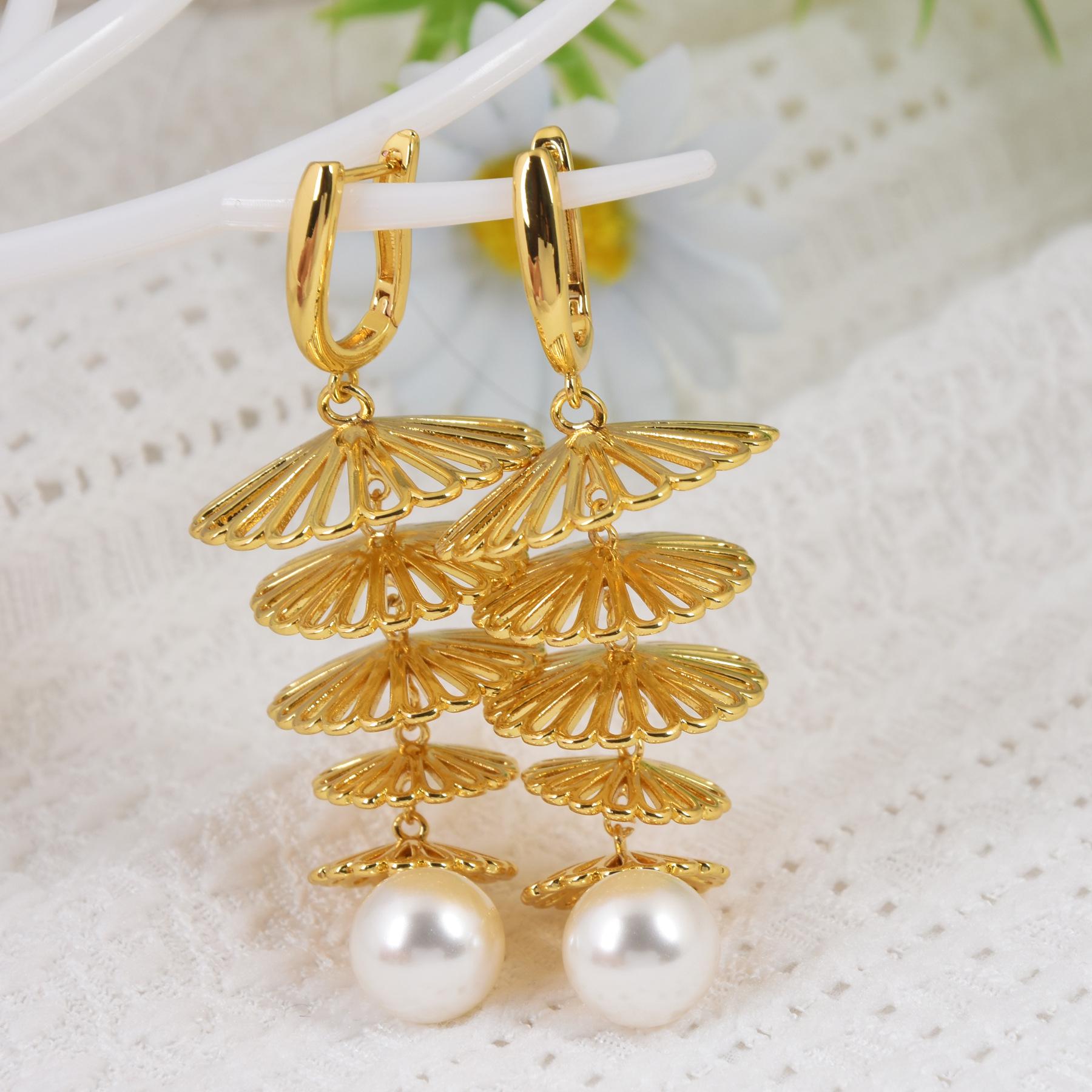 

Каффы из 18-каратного золота с кисточками в виде сосновых шишек - Серьги высокого класса в стиле Дун Цин