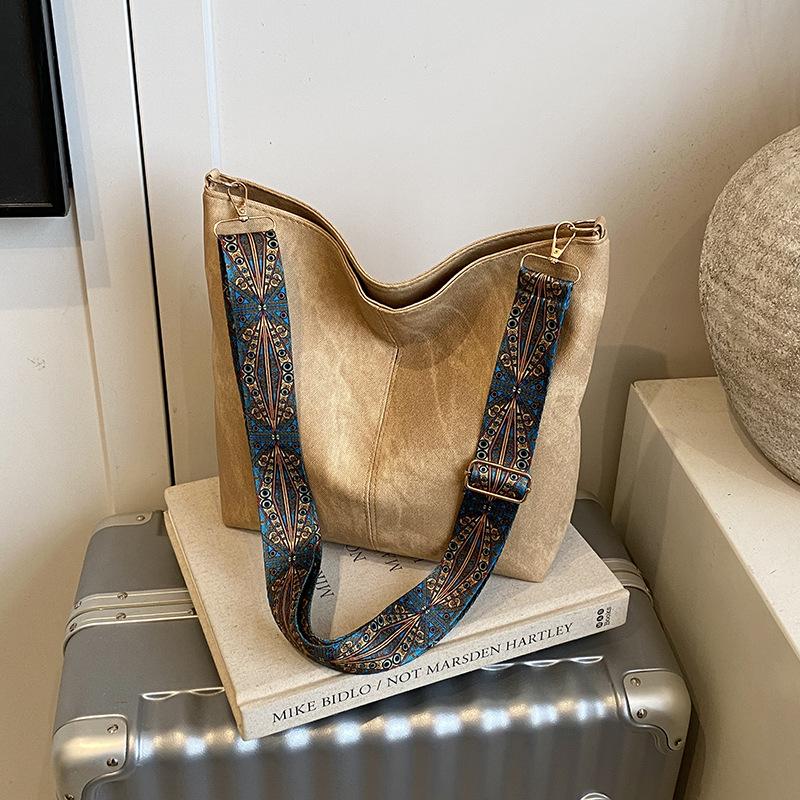 

Autumn new temperament fashion design solid color retro texture wide shoulder strap single shoulder crossbody tote bag хакі