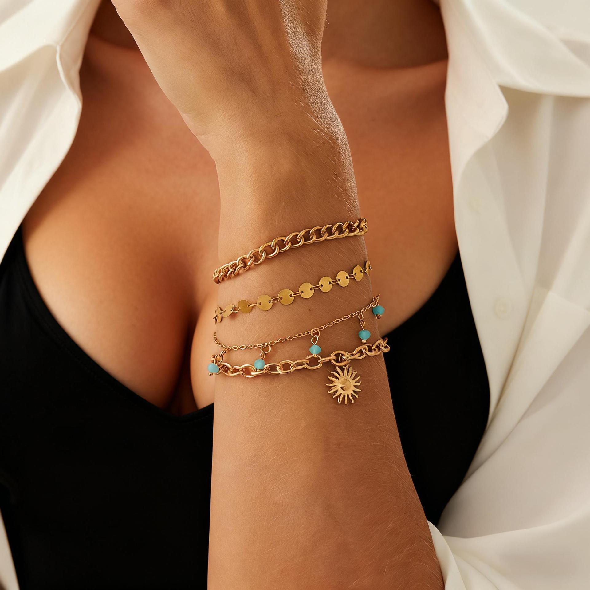 Бирюзовое этническое колье-подвеска с металлическим цветком и пайетками