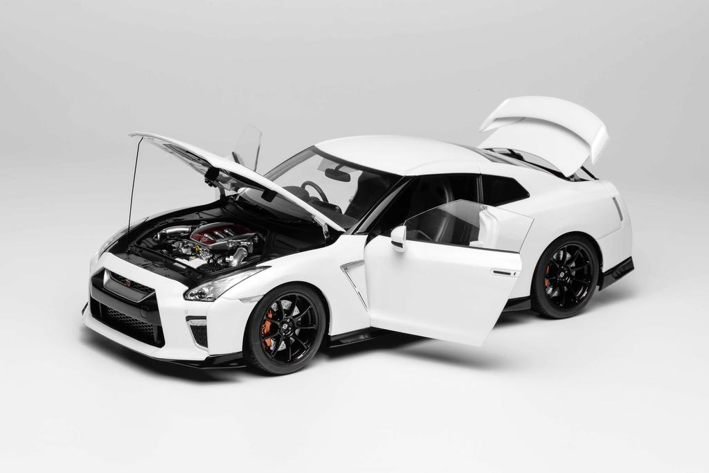 FREESTYLE MOTORHELIX Scale Nissan Track Edition Engineered By NISMO 2020 Brilliant White Pearl Finished Model M83506 1/18 GT-R (R35)