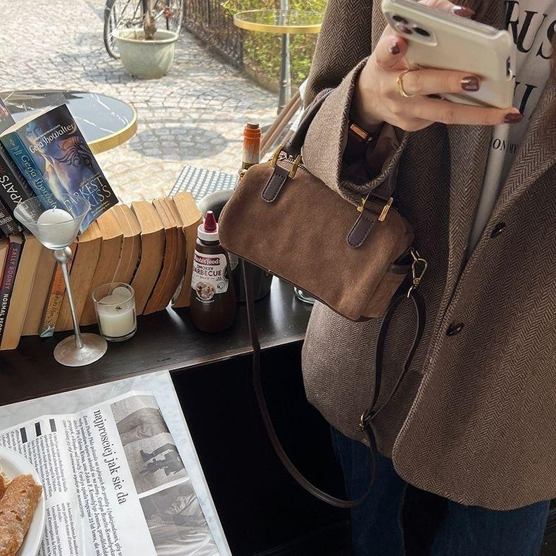 

Autumn and winter retro suede versatile single shoulder diagonal span small bag pillow bag Boston portable women s bag tide 20*10*8 какао