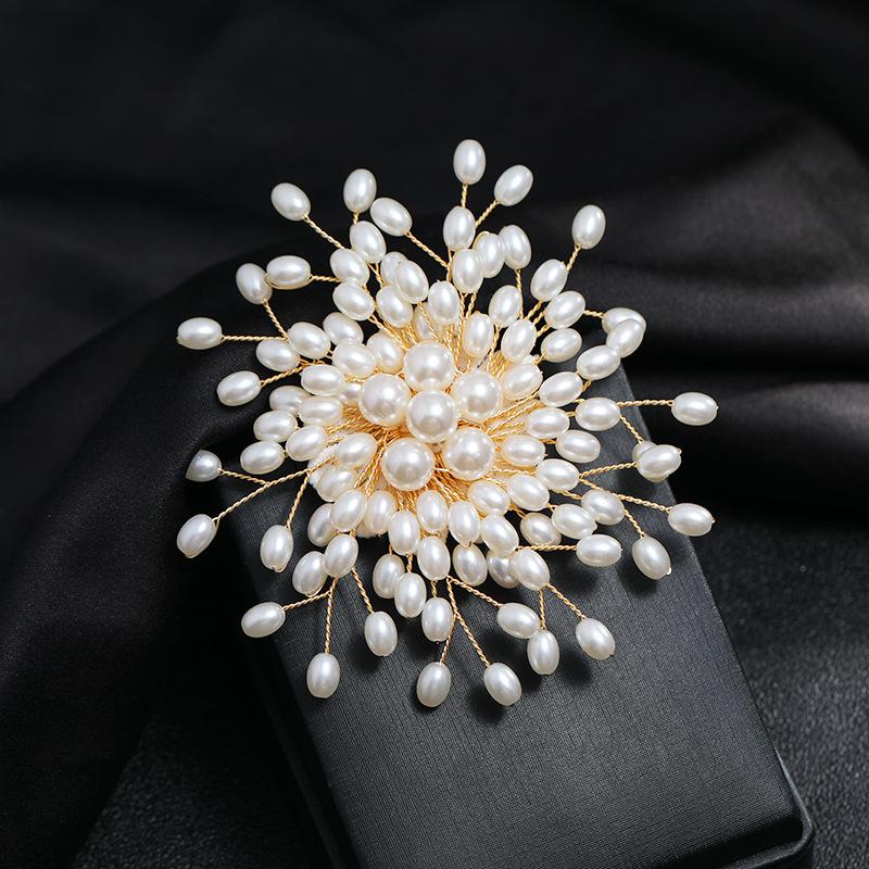 2022 New Creative Luxury Pearl Brooches Pins For Women Elegant Rhinestone Snowflakes Flower Accessories Lady Wedding Party Gift