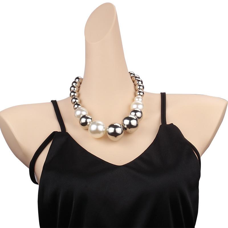 Wind retro color matching pearl ball necklace, exaggerated niche design collarbone chain versatile necklace necklace jewelry women