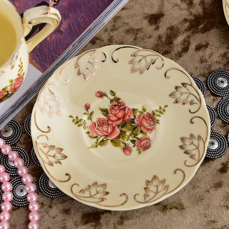 Luksusowy Ceramiczny filiżanka do kawy w stylu angielskim z kwiatami Zestaw sosjerek Porcelana kostna Śniadanie Popołudniowa filiżanka do herbaty z kwiatami ze łyżeczką