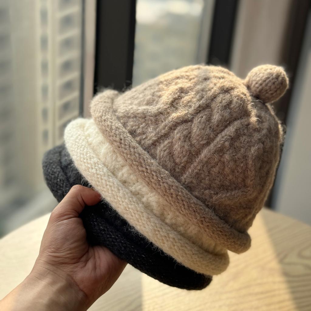 New Cute Little Fur Ball Niche Slim Woolen Hat for Women Autumn and Winter Warm Curled Landlord Hat Knitted Hat Versatile