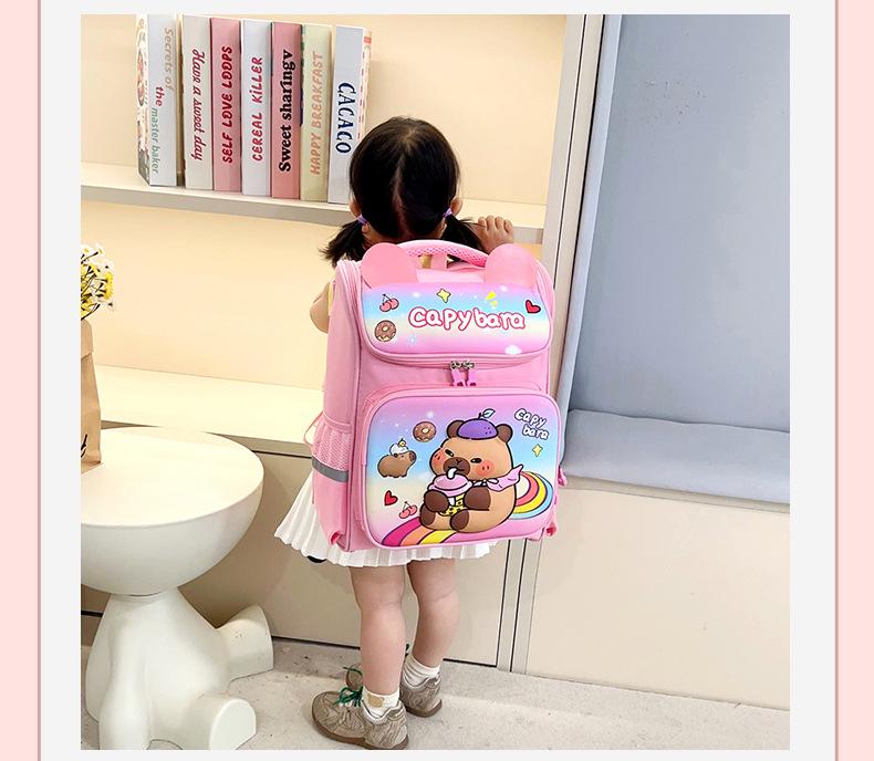 Capybara Cartoon Rucksack für Jungen & Mädchen der 1. & 2. Klasse – Schultasche für Kinder mit Weltraum-Thema
