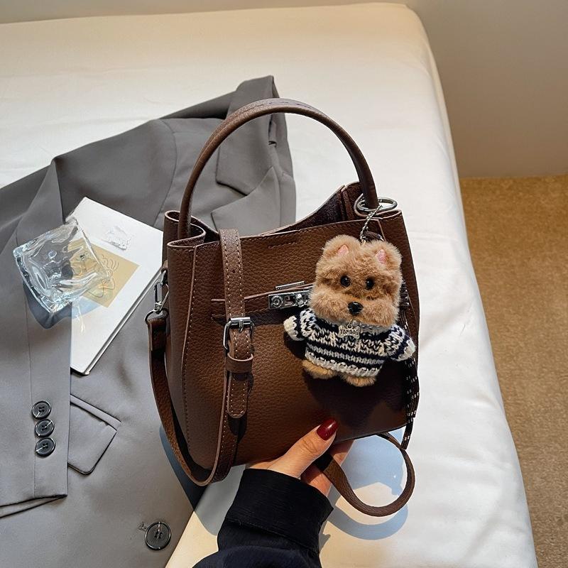 

Простая сумочка, Маленькая сумка для переноски, Высокий уровень внешнего вида, Сумка-ведро, Для поездок на работу и повседневной носки, Одноплечевая сумка через плечо With pendant кофейный