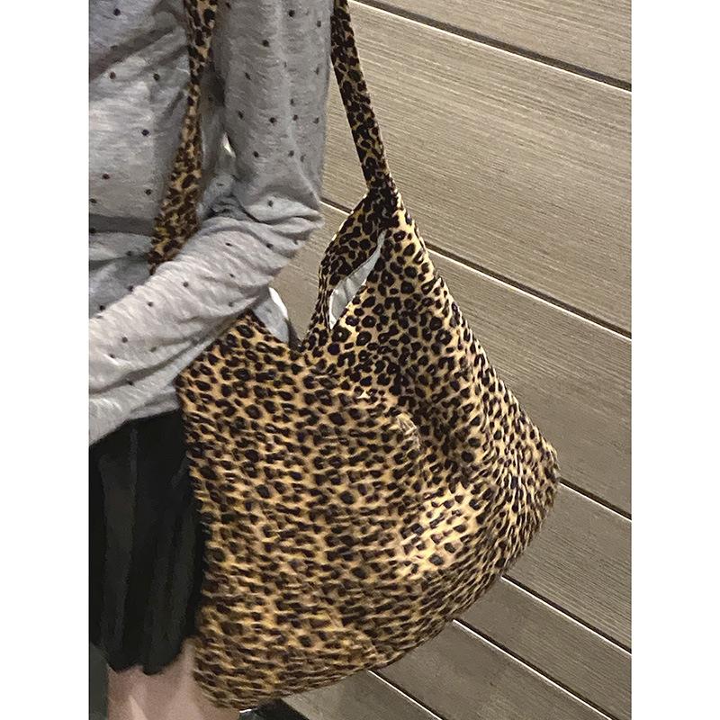 

Niche fashion leopard print canvas bag women s 2025 new Korean tote bag versatile large-capacity shoulder bucket bag коричневий