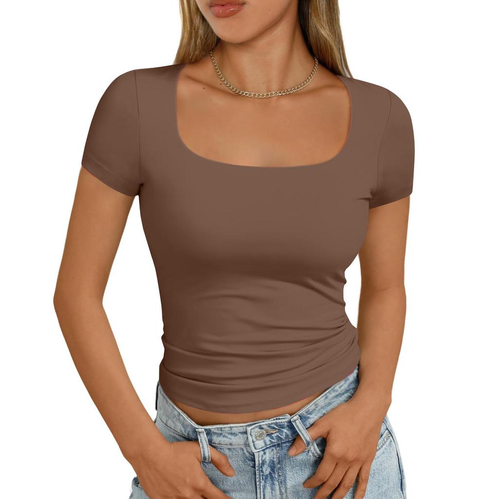 Dámská móda, ležérní štíhlé tričko s krátkým rukávem a čtvercovým výstřihem dole, svrchní oblečení