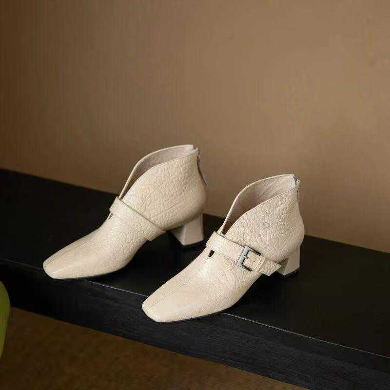 Small square head short boots women's thick heel 2025 autumn and winter new British style soft leather boots versatile retro high heel thin boots