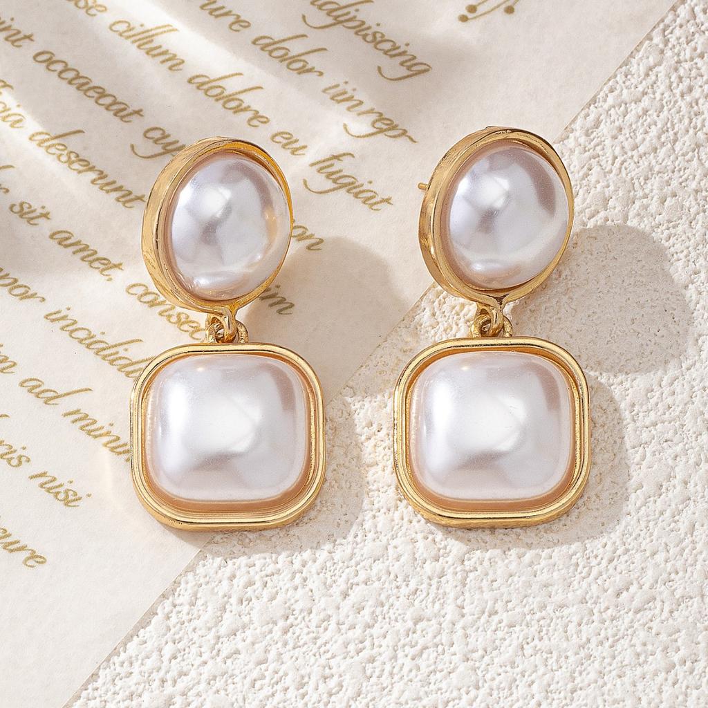 Step into the sense of design Geometric pearl inlaid earrings Light luxury temperament Trendy earrings