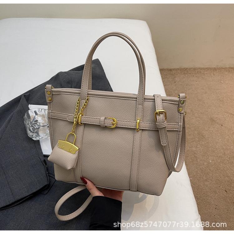 

Simple and high-end hand bucket bag 2025 Korean version new fashion shoulder bag niche design commuter messenger bag