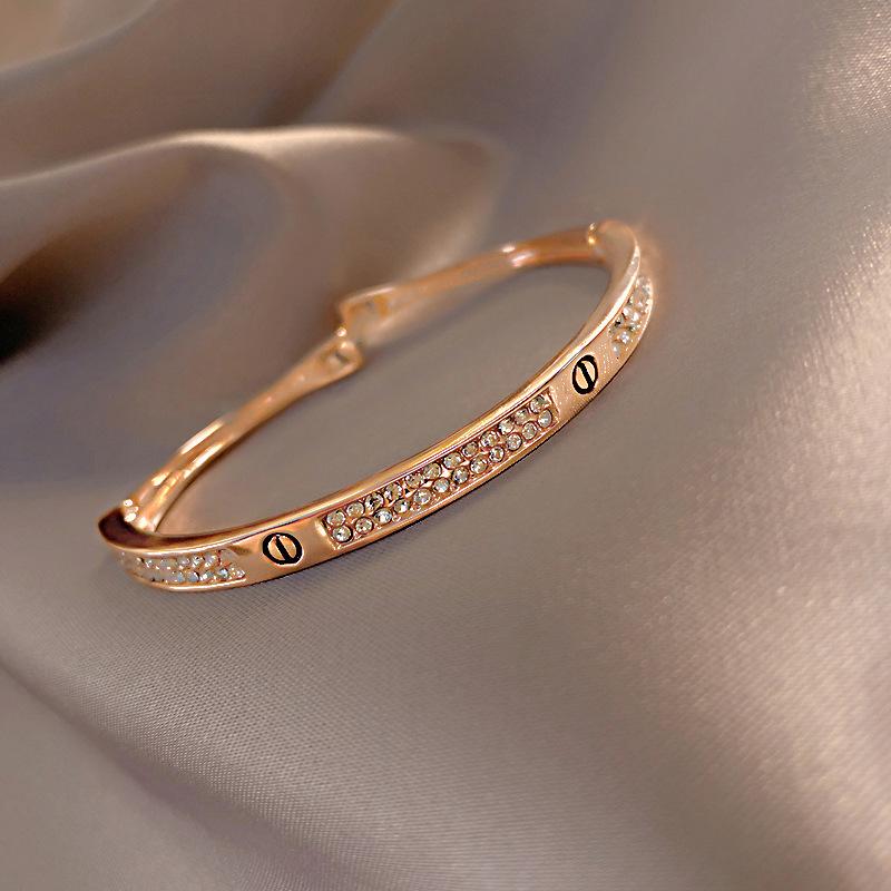 European & American Rhinestone Round Buckle Retro Bracelet – Korean Ins Niche Design, Light Luxury for Women