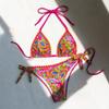 Bikini triunghiular cu imprimeu tropical vibrant și slip cu șnururi laterale