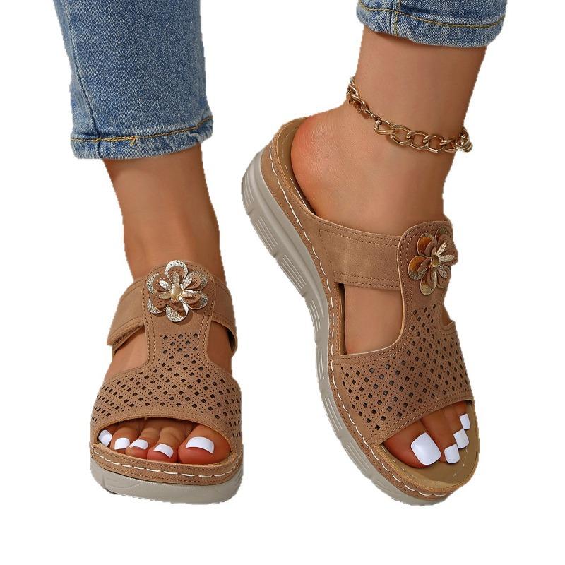 Dámské sandály na klínku s kulatou špičkou a nízkým střihem s květinovým prošíváním, ležérní letní nazouváky