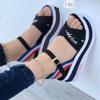 Damen Sandalen mit breiter Weite und Plateau, Strandschuhe mit Schnallenriemen, Großhandelssandalen im europäischen Stil auf Lager