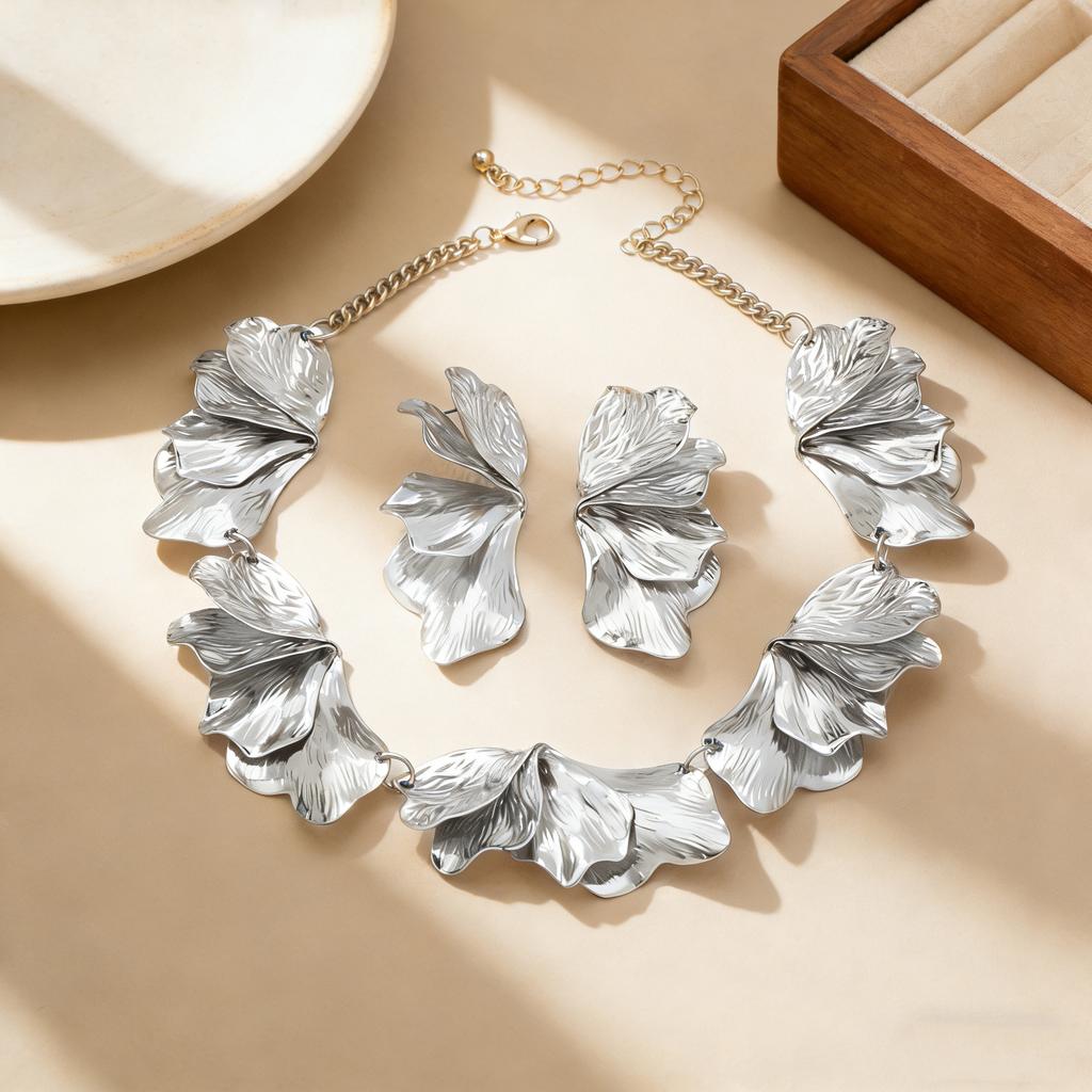 Hot Sale Premium Design Leaf Stud Earrings Necklace Set Suitable for Women Street Parties Wear Ear Accessories
