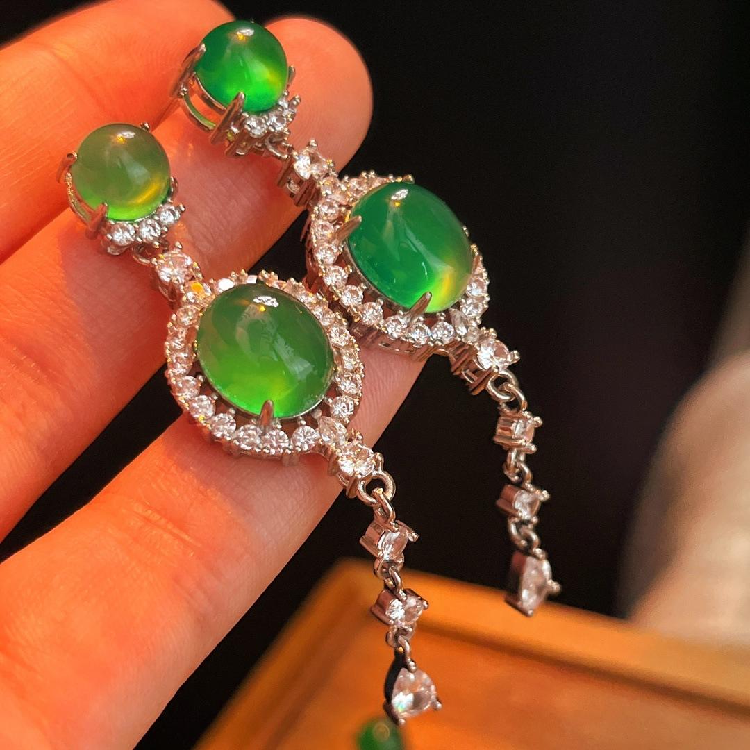 

Full Green, Yang Green, Natural Agate Green Chalcedony Earrings, Women S Opening Is Slightly Inlaid, And The Real Shot Is Fidelity.
