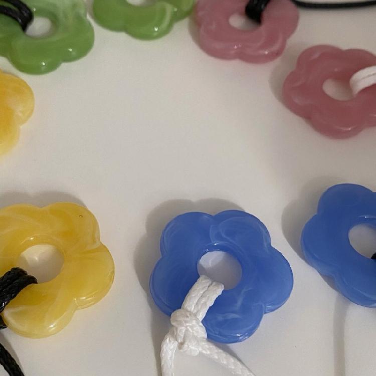 Acrylic Material Flower Neck Jewelry Pendant Choker Suitable for Any Occasion