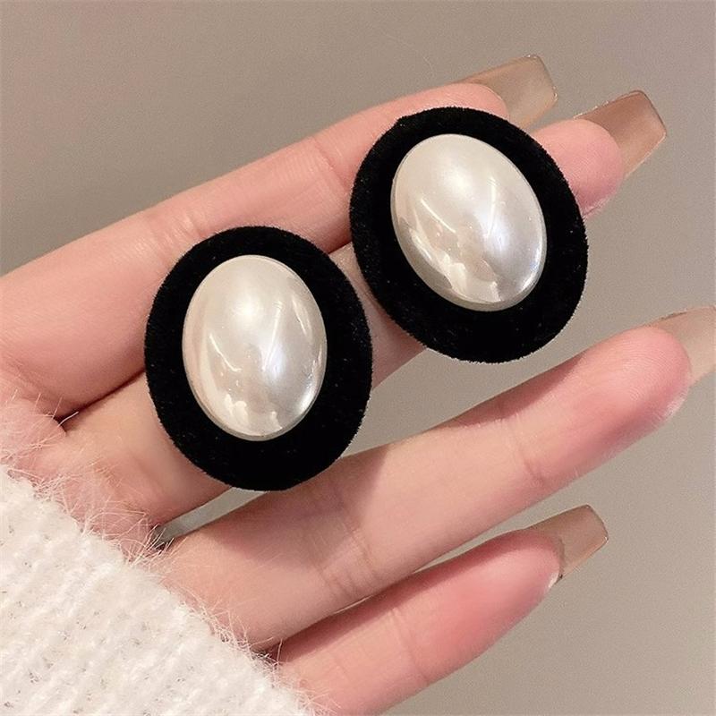 

French Vintage Elegant Pearl Oval Geometric Earrings Suitable for Ladies Parties Travel Combinations