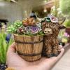 Süße Hochlandkuh mit Blumentopf Outdoor-Gartendekoration