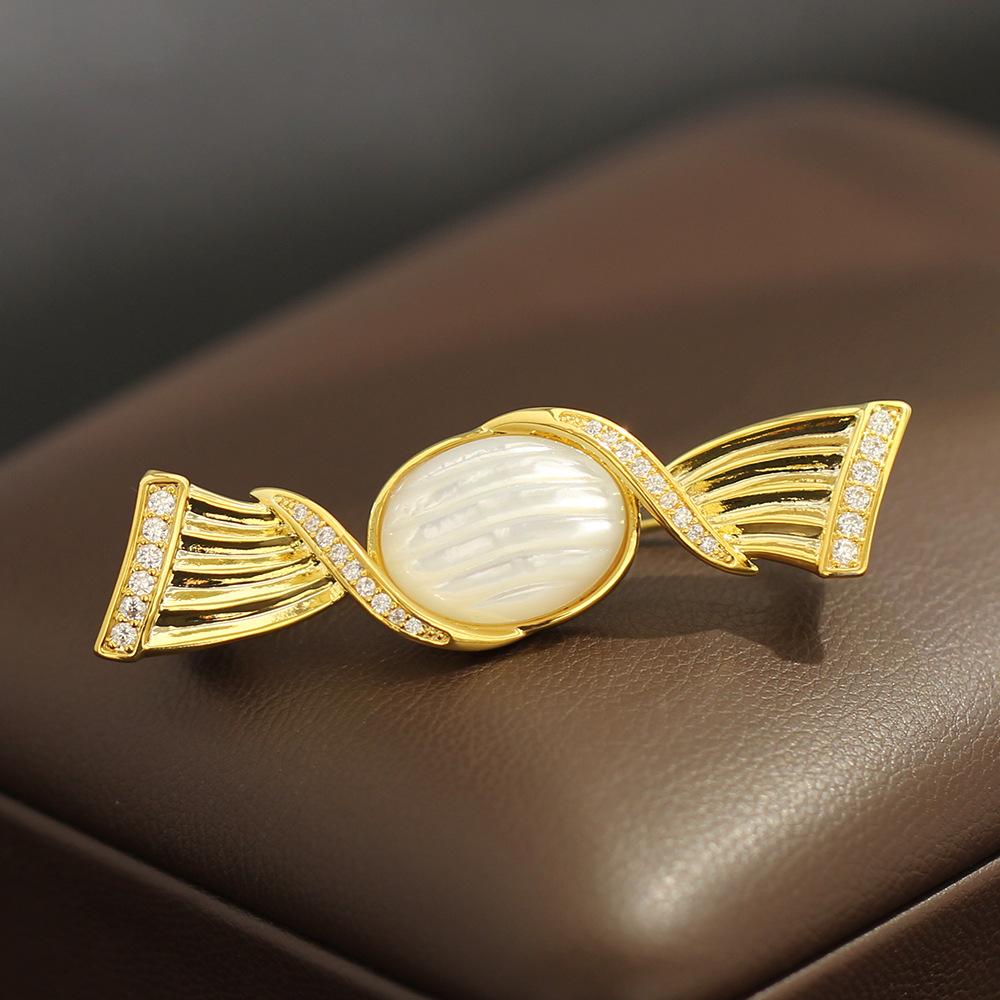 

Creative sense of high-end natural fritillary candy styling brooch exquisite diamond-encrusted anti-light pin sweater accessories women s models золотий