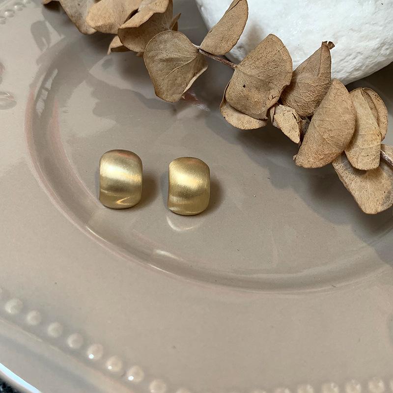 

Brushed Small Ball Metal Earrings Niche Vintage Ladies Accessories Elegant Jewelry Compact Earrings Cold Niche Design Sense of Earrings Female