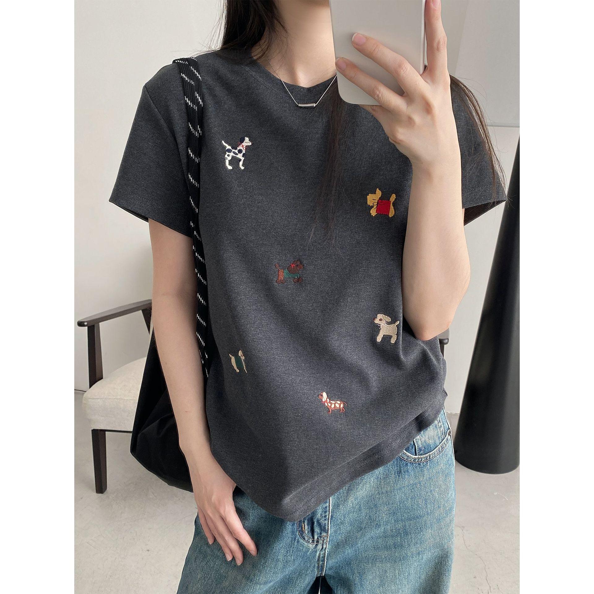 

Женская летняя приталенная футболка с круглым вырезом и вышивкой щенка S темно-серого