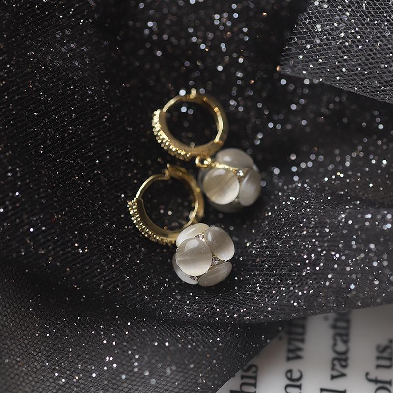 Boucles d'oreilles de luxe tendance 2024 accrocheuses pour femmes: Boucles d'oreilles à clous tendance et polyvalentes pour l'automne et l'hiver