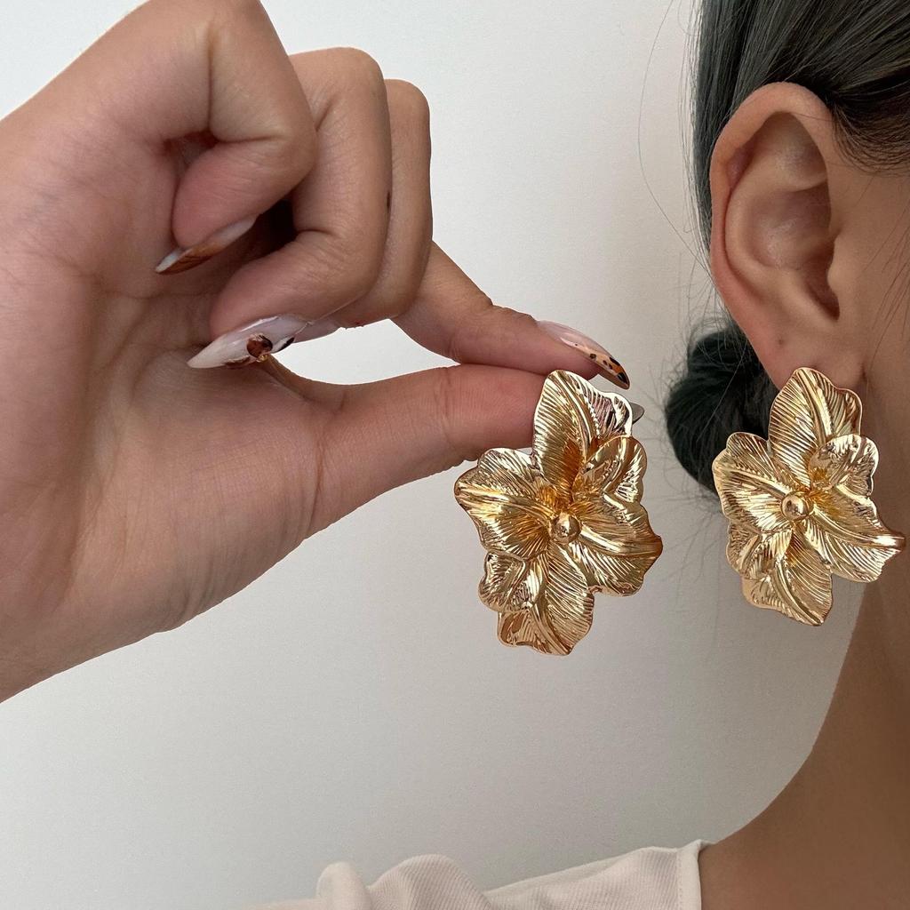 European & American Stylish Irregular Flower Stud Earrings for Women's Elegant Personality
