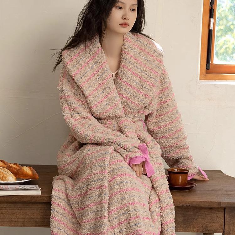 

LM Полосатая ночная сорочка для беременных и кормящих из полубархата: Теплый осенне-зимний послеродовой халат для родов с поясом L (130-160 kg)