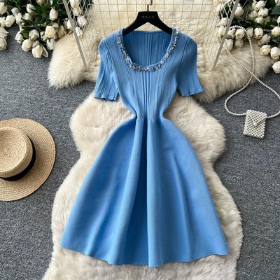 Arrivage Été 2026 Robe Pull Ajustée à Manches Courtes et Col en U Perlée pour Robe de Fête d'Anniversaire Robe Tricotée Plissée Bleu Strassé Événements du Soir