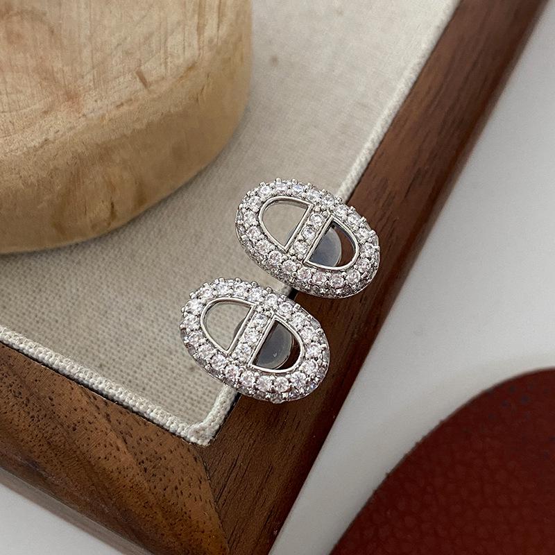 

Elegant Pig Nose Stud Earrings: Premium, Fashionable, and Distinctive Style with European and American Flair