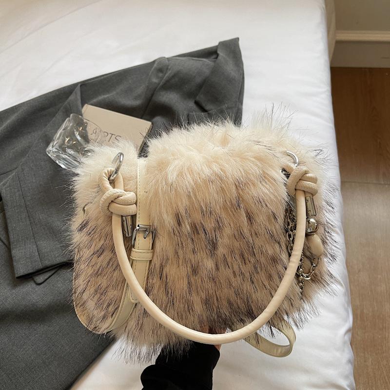 

Модная плюшевая сумка с жемчугом 2025 новая корейская версия зарубежный стиль нишевая портативная плюшевая сумка цепочка плечевая сумка мессенджер хаки