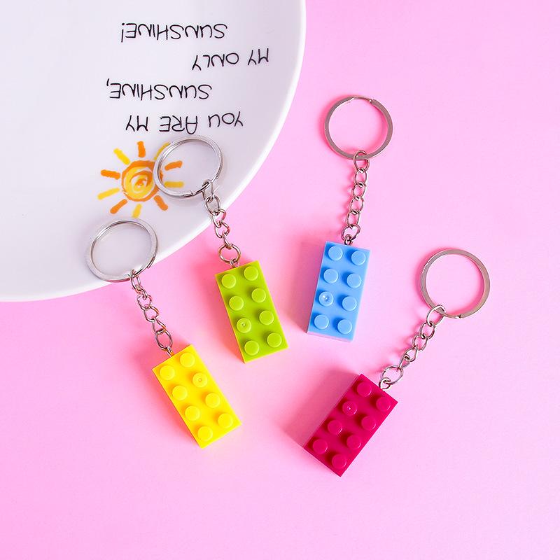 Bunte 2x4 Noppen Schlüsselanhänger: Personalisierter Taschenanhänger Ornament & Kleines Geschenk