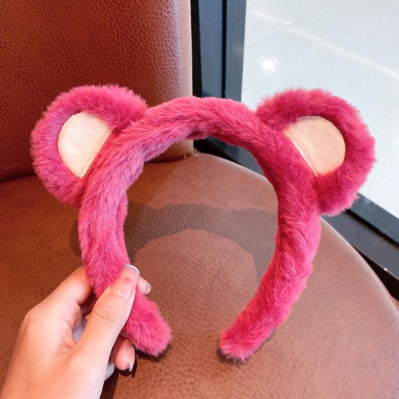 Plush Cartoon Bear Headband: Perfect for Autumn/Winter Skincare, Versatile Outings, and Effortless Style.