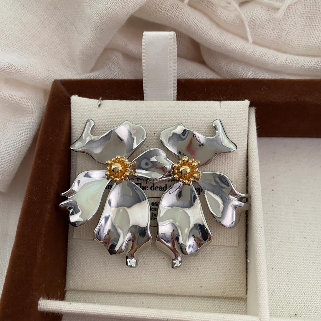 High-End Metal Irregular Flower Stud Earrings Atmospheric Earrings Luxury Personality Fashionable Petal Earrings