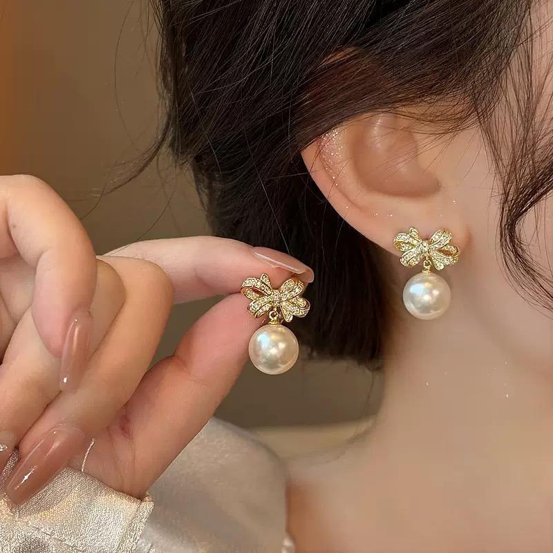 

New Fashionable Imitation Pearl Pendant Earrings Without Ear Holes and Ear Clips, Suitable for Women s Puncture Free Zircon