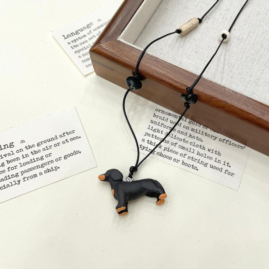 Tredimensjonalt tegneserie dachs naturlig stein halskjede – Fargerikt, morsomt og søtt kragebenskjede