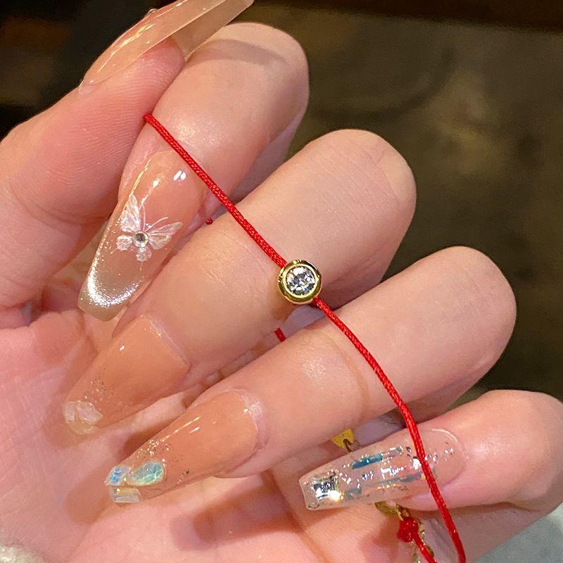 

Минималистичный браслет с одним кристаллом-стразом, браслет «легкая роскошь», браслет для меньшинства, изысканный браслет из красной веревочки для женщин, новинка 2024 года, ювелирное украшение Little Red Rope Single Diamond Bracelet