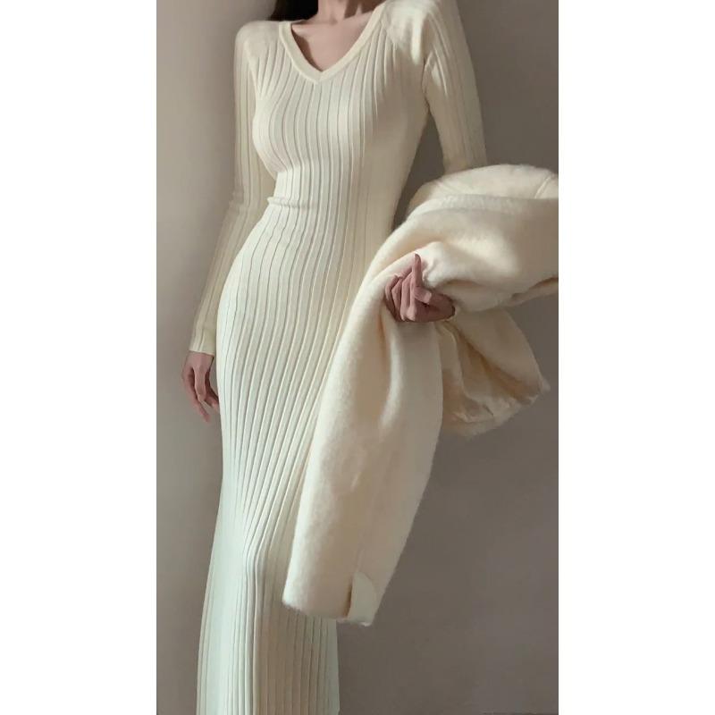 V-neck long-sleeved knitted dress for women's autumn and winter long slim-fitting and thin V-neck bottoming hip-wrapped sweater long skirt with coat