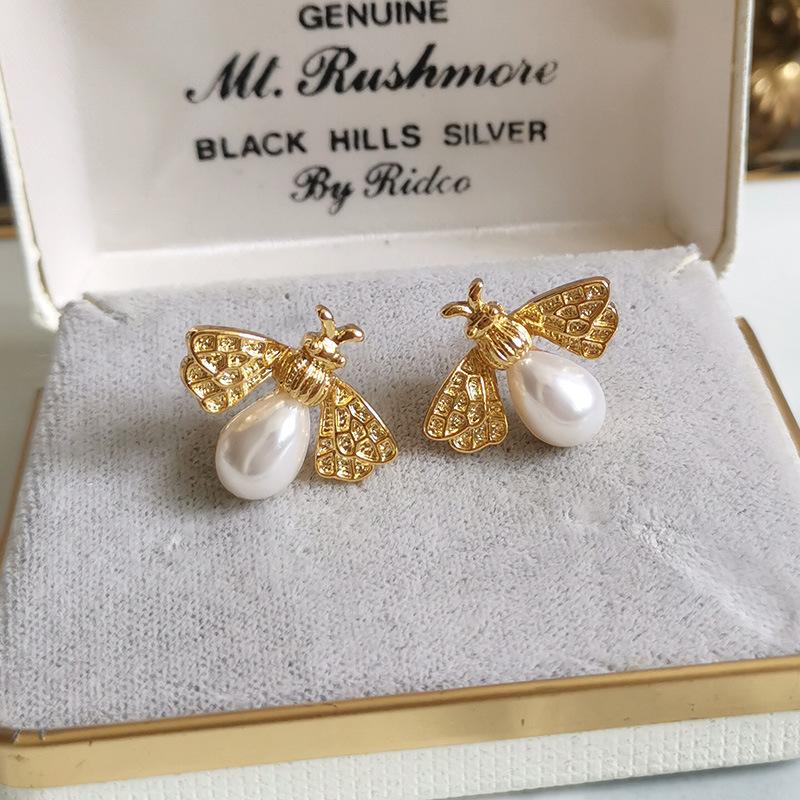 Little Bee Pearl Earrings Femininity Small Stud Earrings Light Luxury Trend Earrings Earrings Pendant